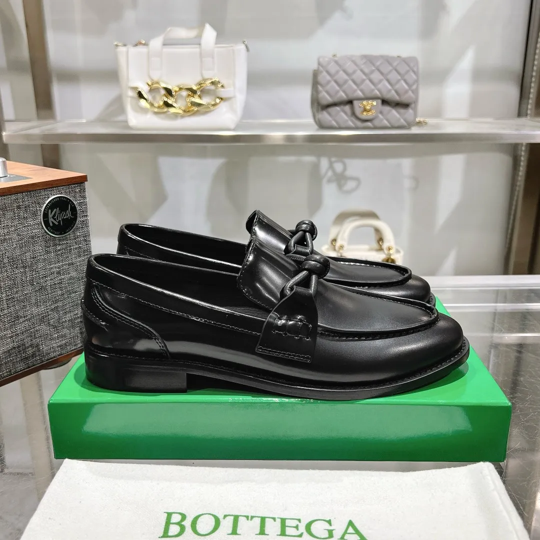 [BV] Top P: 860💰 Size: Female 35-39 (Female 40 custom-made) Male 39-44 (38.45 non-refundable) Bottega Veneta 2025 Autumn and Winter counter style! Small round toe loafers! Imported leather outsole! Imported open edge beaded cowhide! Solid color Niuli!